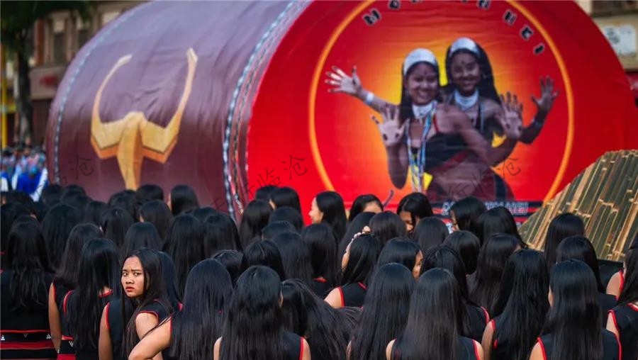 佤族人民正在準(zhǔn)備甩發(fā)舞表演