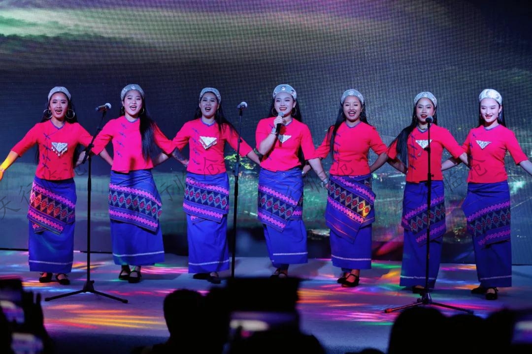 族印司崗里表演現(xiàn)場