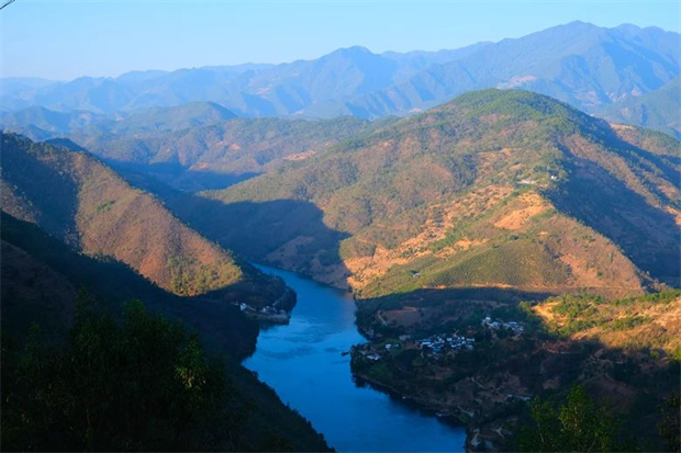 云南旅游,云南旅行社,云南團(tuán)建公司,云南會(huì)議執(zhí)行,云南會(huì)議會(huì)展,臨滄旅游,臨滄旅行社,臨滄團(tuán)建公司,臨滄會(huì)議會(huì)展：咖脈：瀾滄江轉(zhuǎn)身時(shí)的琥珀色詩(shī)篇