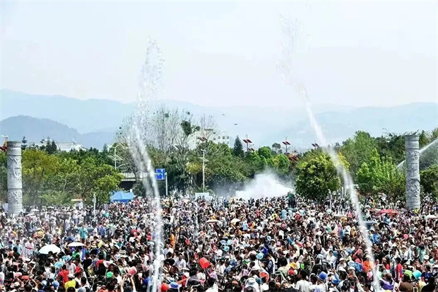 臨滄旅游：周末臨翔區(qū)“濕”身預(yù)警！先賞女子象腳鼓絕技，再戰(zhàn)萬(wàn)人潑水狂歡